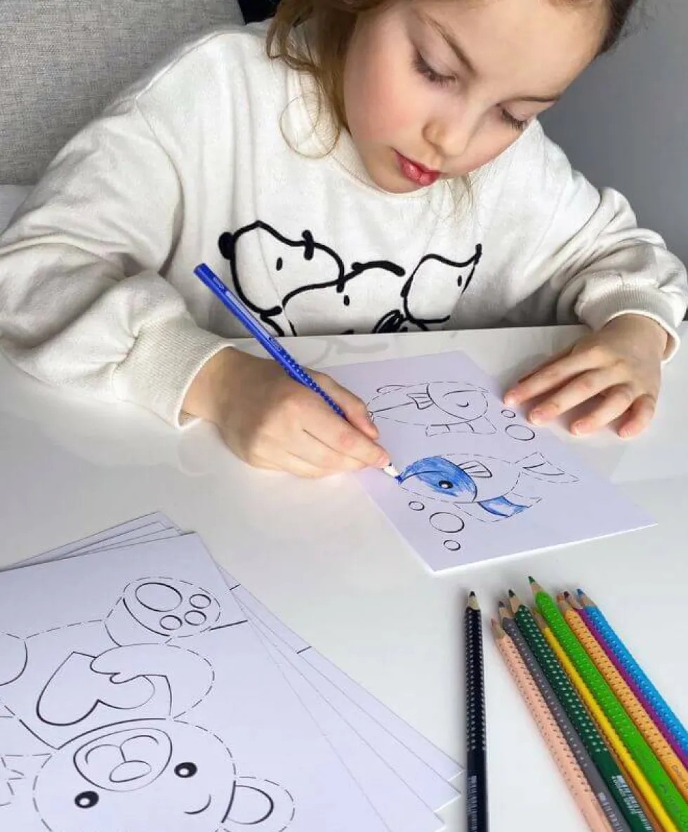 Leikkien väritettävät Ompelukuvat